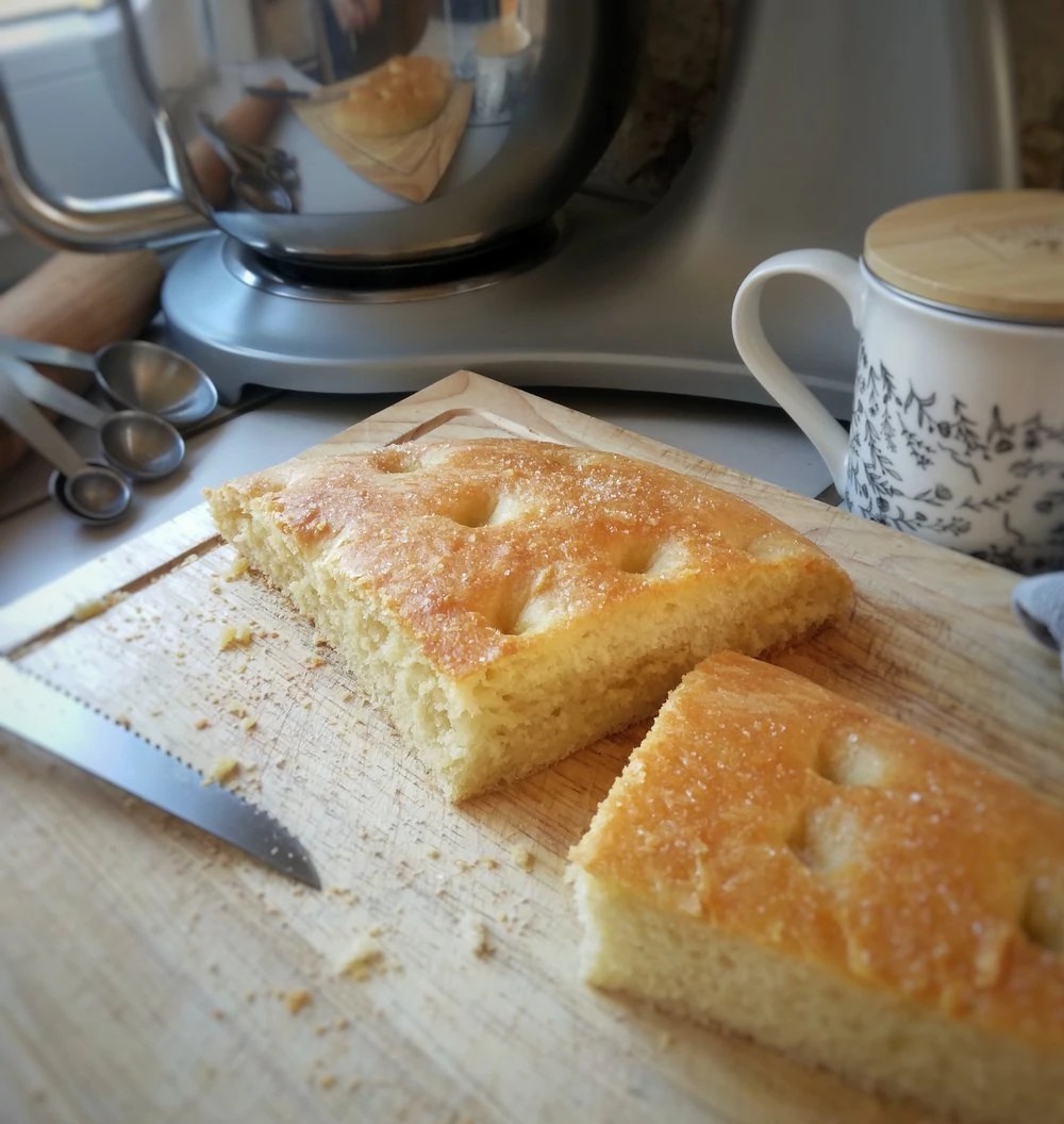 Foto de unos trozos de focaccia, pan hecho con papa y leche y un poco de sal y aceite de oliva encima